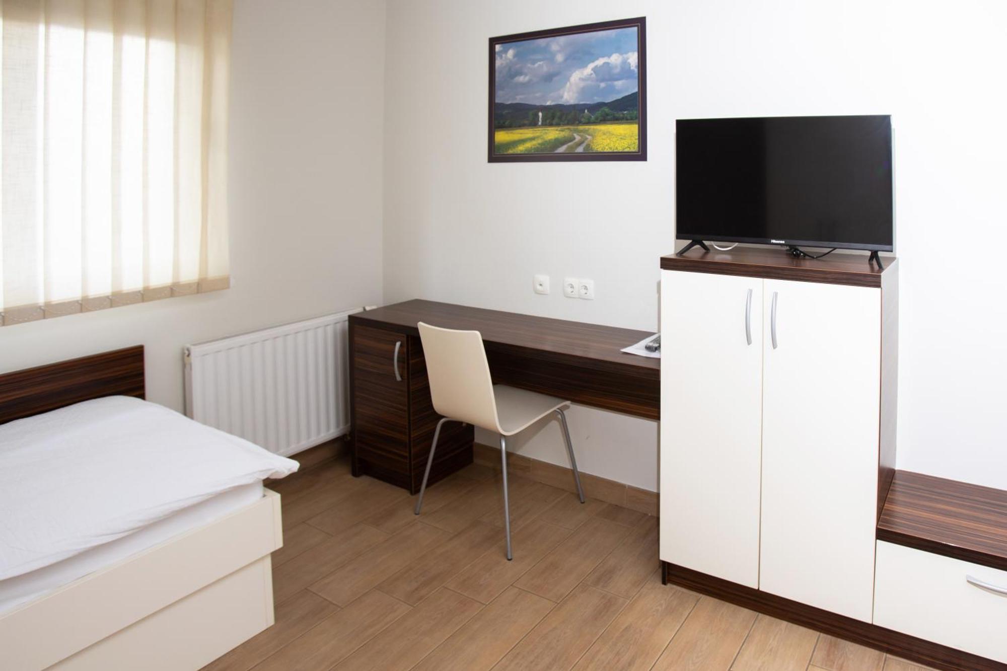 Rooms En Krajcar Cerknica Bagian luar foto
